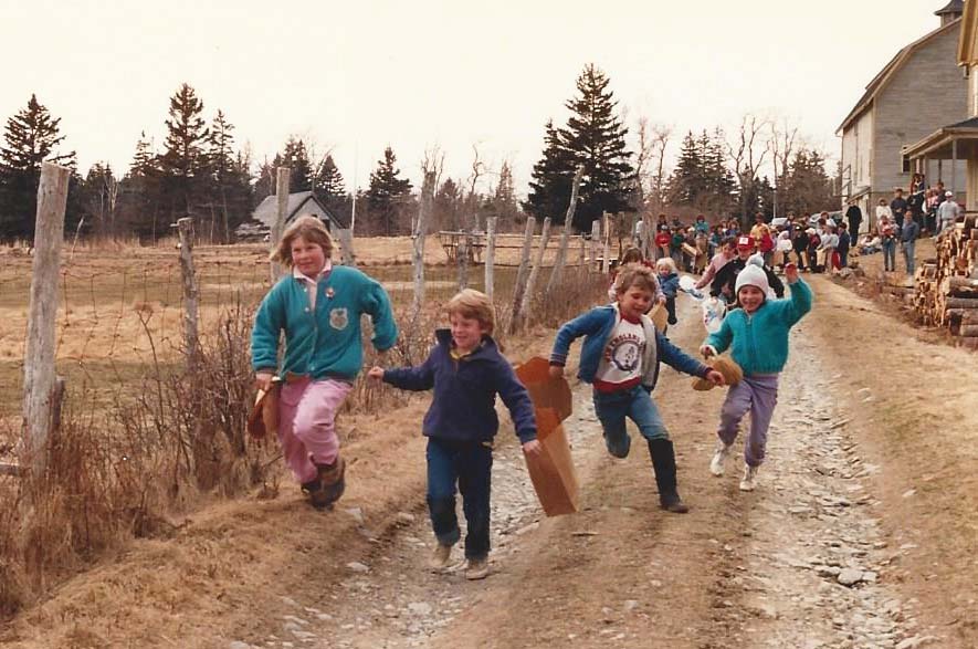 Children take off in their hunt for the Easter eggs in this snapshot from decades ago.