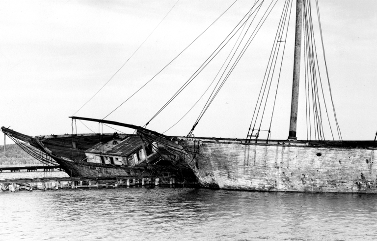 The Hesper and Luther Little, circa 1945, near Wiscasset’s town landing. PHOTO: COURTESY MAINE MARITIME MUSEUM