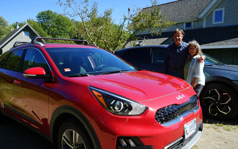 David Foley and Judy Berk pose with their electric/gas Kia and electric Hyundai. PHOTO: TOM GROENING