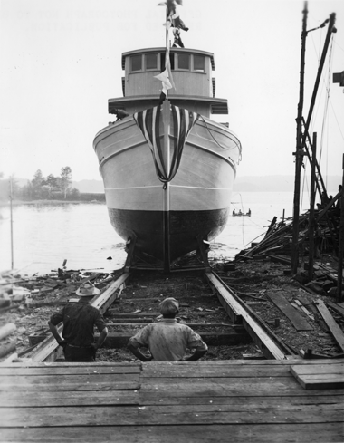 The minesweeper being launched from the Marr yard in 1941. PHOTO: MAINE MARITIME MUSEUM