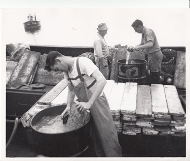 Frank O’Hara Sr., right, washing penboards for his father in 1950, saw the heyday of the company’s Rockland operations, from redfish in the 1940s to the shift of fishing operations to Alaska in the 1990s. PHOTO: O’HARA CORP.
