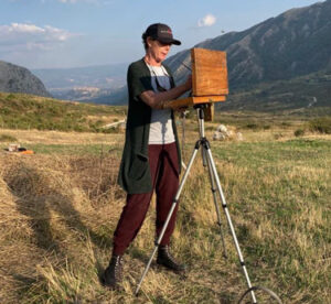 Lou Stanley plein air painting at Monte San Giacomo, near Padula, Italy, fall 2024. PHOTO: MELINDA BORYSEVICZ, DIRECTOR, ART CENTER PADULA